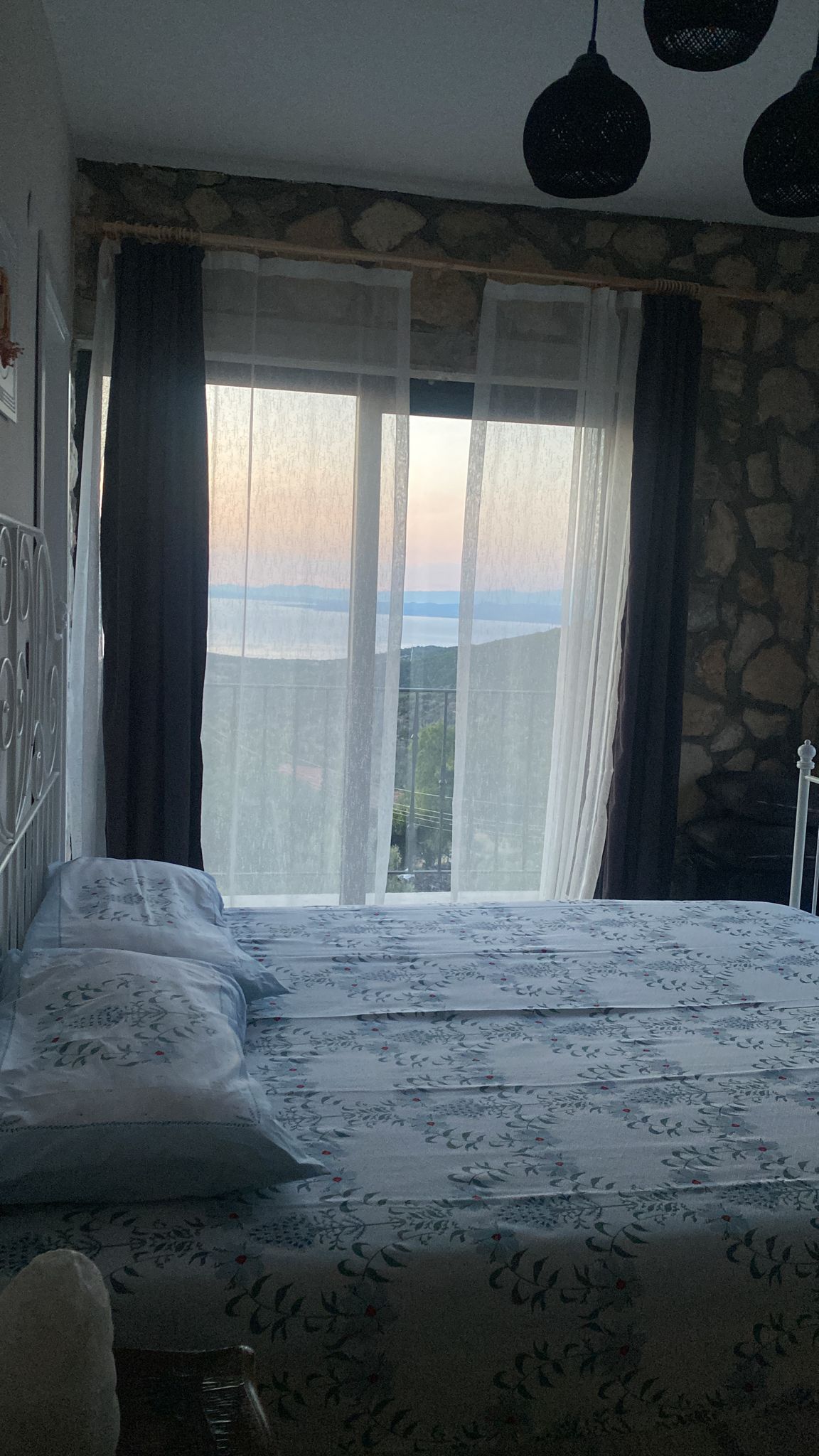 Deniz Dikili'de deniz manzaralı taş konak odası